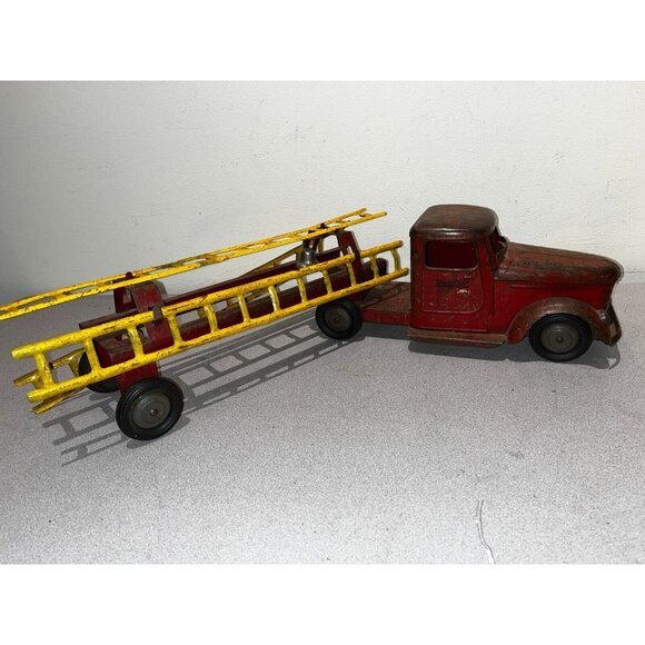 Vintage 1940’s Structo Diamond T Fire Department Ladder Pressed Steel Truck